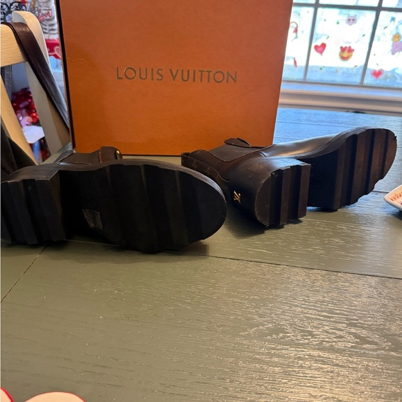 Louis Vuitton Beaubourg Ankle Boots with White Stitching - Picture 5 of 5